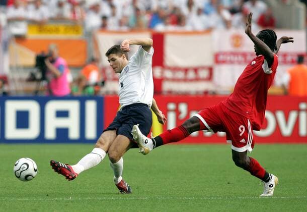 Steven Gerrard (England, li.) zieht ab, daneben Aurtis Whitley (Trinidad und Tobago) - Fußball WM Herren WM 2006, Länderspiel, Nationalteam, Gruppe B, England - Trinidad und Tobago 2:0 Gruppe Nürnberg Dynamik, Fußball WM Herren WM 2006, Länderspiel, Nationalteam, Gruppe B, England - Trinidad und Tobago 2:0 Gruppe Nürnberg Dynamik,