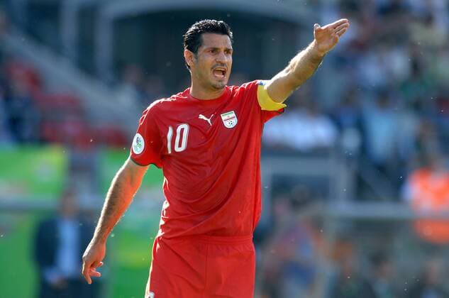 Ali Daei (Iran) reklamiert Fußball WM Herren WM 2006, Länderspiel, Nationalteam, Gruppe D, Nationaltrikot Einzelbild Nürnberg Fußball WM Herren WM 2006, Länderspiel, Nationalteam, Gruppe D, Nationaltrikot Einzelbild Nürnberg