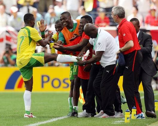 Mohamed Kader (Togo) wird von einem Betreuer der Fuß gestreichelt, seine Mannschaftskameraden jubeln mit ihm -  Fußball WM Herren WM 2006, Länderspiel, Nationalteam, Nationaltrikot, Gruppe G Gruppe Frankfurt M. Freude, Fußball WM Herren WM 2006, Länderspiel, Nationalteam, Nationaltrikot, Gruppe G Gruppe Frankfurt M. Freude,