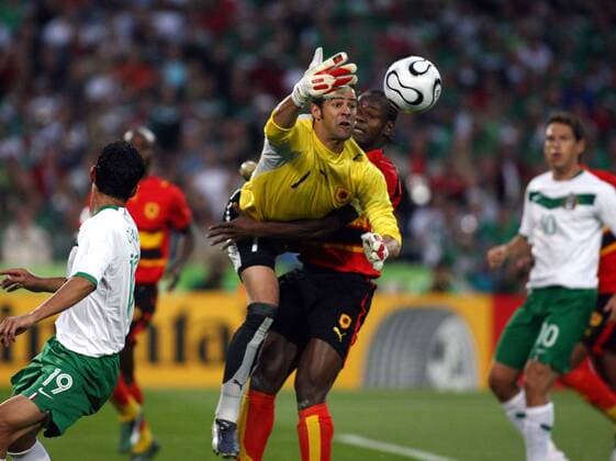 Torwart Joao Ricardo wird vom eigenen Mitspieler Akwa (beide Angola) festgehalten -  Fußball WM Herren WM 2006, Länderspiel, Nationalteam, Nationaltrikot, Gruppe D, Mexiko - Angola Gruppe Hannover Dynamik, Fußball WM Herren WM 2006, Länderspiel, Nationalteam, Nationaltrikot, Gruppe D, Mexiko - Angola Gruppe Hannover Dynamik,