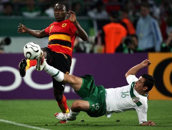 Mateus (Angola, li.) gegen Mario Mendez (Mexiko) -  Fußball WM Herren WM 2006, Länderspiel, Nationalteam, Nationaltrikot, Gruppe D, Mexiko - Angola Gruppe Hannover Dynamik, Kampf, Fußball WM Herren WM 2006, Länderspiel, Nationalteam, Nationaltrikot, Gruppe D, Mexiko - Angola Gruppe Hannover Dynamik, Kampf,