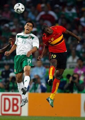 Omar Bravo (Mexiko, li.) gegen Loco (Angola) -  Fußball WM Herren WM 2006, Länderspiel, Nationalteam, Nationaltrikot, Gruppe D, Mexiko - Angola Gruppe Hannover Dynamik, Höhe Fußball WM Herren WM 2006, Länderspiel, Nationalteam, Nationaltrikot, Gruppe D, Mexiko - Angola Gruppe Hannover Dynamik, Höhe