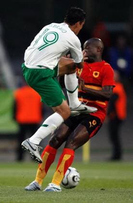 Omar Bravo (Mexiko, li.) steigt rustikal gegen Andre Macanga (Angola) ein -  Fußball WM Herren WM 2006, Länderspiel, Nationalteam, Nationaltrikot, Gruppe D, Mexiko - Angola Gruppe Hannover Dynamik, Kampf, Fußball WM Herren WM 2006, Länderspiel, Nationalteam, Nationaltrikot, Gruppe D, Mexiko - Angola Gruppe Hannover Dynamik, Kampf,