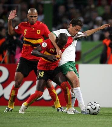 Guillermo Franco (Mexiko, re.) gegen Mendonca (Mitte) und Kali (beide Angola) -  Fußball WM Herren WM 2006, Länderspiel, Nationalteam, Nationaltrikot, Gruppe D, Mexiko - Angola, Gruppe Hannover Dynamik, Kampf, Fußball WM Herren WM 2006, Länderspiel, Nationalteam, Nationaltrikot, Gruppe D, Mexiko - Angola, Gruppe Hannover Dynamik, Kampf,