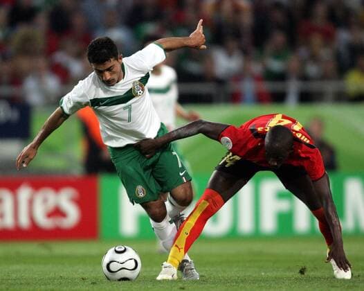 Zinha (Mexiko, li.) gegen Mendonca (Angola) -  Fußball WM Herren WM 2006, Länderspiel, Nationalteam, Nationaltrikot, Gruppe D, Mexiko - Angola, Gruppe Hannover Dynamik, Fußball WM Herren WM 2006, Länderspiel, Nationalteam, Nationaltrikot, Gruppe D, Mexiko - Angola, Gruppe Hannover Dynamik,