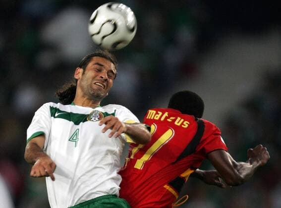Rafael Marquez (Mexiko, li.) gegen Mateus (Angola) -  Fußball WM Herren WM 2006, Länderspiel, Nationalteam, Nationaltrikot, Gruppe D, Mexiko - Angola, Gruppe Hannover Dynamik, Fußball WM Herren WM 2006, Länderspiel, Nationalteam, Nationaltrikot, Gruppe D, Mexiko - Angola, Gruppe Hannover Dynamik,