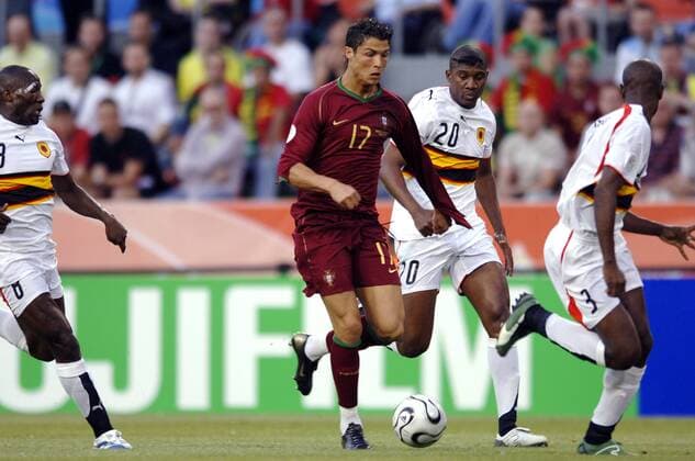 Cristiano Ronaldo (Portugal, 2.v.li.) gegen drei Angolaner, v.li. Andre Macanga, Loco und Jamba Fußball WM Herren WM 2006, Länderspiel, Nationalteam, Nationaltrikot, Gruppe D Gruppe Köln Dynamik, Fußball WM Herren WM 2006, Länderspiel, Nationalteam, Nationaltrikot, Gruppe D Gruppe Köln Dynamik,