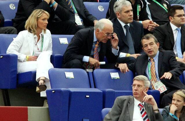 V.li.: Heidi Burmester, Lebensgefährtin von Beckenbauer, Organisationskomiteechef Franz Beckenbauer und Vize Wolfgang Niersbach (alle Deutschland) Fußball WM Herren WM 2006, Länderspiel, Nationalteam, Gruppe C Gruppe Gelsenkirchen Fußball WM Herren WM 2006, Länderspiel, Nationalteam, Gruppe C Gruppe Gelsenkirchen