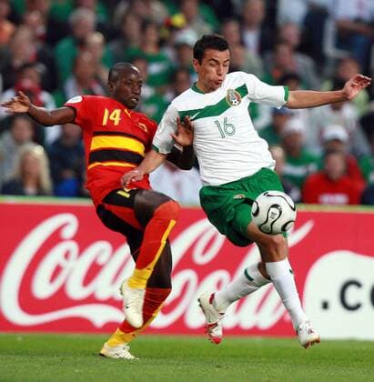 Mario Mendez (Mexiko, re.) gegen Mendonca (Angola) -  Fußball WM Herren WM 2006, Länderspiel, Nationalteam, Gruppe D, Nationaltrikot, Mexiko - Angola 0:0 Gruppe Hannover Dynamik, Fußball WM Herren WM 2006, Länderspiel, Nationalteam, Gruppe D, Nationaltrikot, Mexiko - Angola 0:0 Gruppe Hannover Dynamik,
