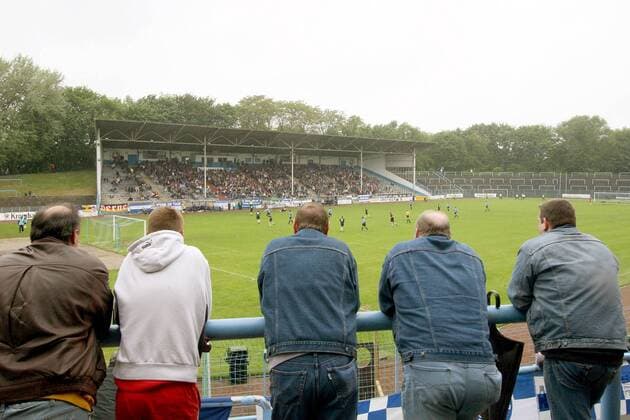 Fußball, Stadiongeschichte Westfalia Herne Das Stadion am Schloss Strünkede, Heimspielstätte des SC Westfalia 04 Herne Fußball Herren Oberliga Westfalen 2005 2006, Amateurfußball, Amateure, Provinzfußball, Provinz, Fußballstadion Totale Stadion am Schloss Strünkede Herne Fußball Herren Oberliga Westfalen 2005 2006, Amateurfußball, Amateure, Provinzfußball, Provinz, Fußballstadion Totale Stadion am Schloss Strünkede Herne