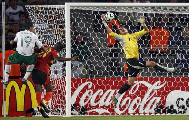 Torwart Joao Ricardo (Angola) pariert einen Kopfball von Omar Bravo (Mexiko, li.) Fußball WM Herren WM 2006, Länderspiel, Nationalteam, Nationaltrikot, Gruppe D, Mexiko - Angola 0:0 Gruppe Hannover Dynamik, Spannung Fußball WM Herren WM 2006, Länderspiel, Nationalteam, Nationaltrikot, Gruppe D, Mexiko - Angola 0:0 Gruppe Hannover Dynamik, Spannung