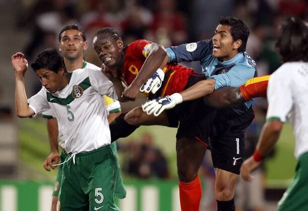 Akwa (Angola, Mitte) wirft sich in das Duell gegen Torwart Oswaldo Sanchez und Ricardo Osorio (beide Mexiko, li.) Fußball WM Herren WM 2006, Länderspiel, Nationalteam, Nationaltrikot, Gruppe D, Mexiko Angola 0:0 Gruppe Hannover Dynamik, Kampf, Fußball WM Herren WM 2006, Länderspiel, Nationalteam, Nationaltrikot, Gruppe D, Mexiko Angola 0:0 Gruppe Hannover Dynamik, Kampf,