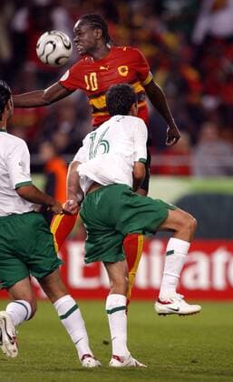 Akwa (Angola, hi.) gegen Mario Mendez (Mexiko) Fußball WM Herren WM 2006, Länderspiel, Nationalteam, Nationaltrikot, Gruppe D, Mexiko - Angola 0:0 Gruppe Hannover Dynamik, Fußball WM Herren WM 2006, Länderspiel, Nationalteam, Nationaltrikot, Gruppe D, Mexiko - Angola 0:0 Gruppe Hannover Dynamik,