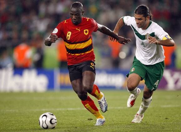 Andre Macanga (Angola, li.) gegen Rafael Marquez (Mexiko) Fußball WM Herren WM 2006, Länderspiel, Nationalteam, Nationaltrikot, Gruppe D, Mexiko - Angola 0:0 Gruppe Hannover Dynamik, Fußball WM Herren WM 2006, Länderspiel, Nationalteam, Nationaltrikot, Gruppe D, Mexiko - Angola 0:0 Gruppe Hannover Dynamik,