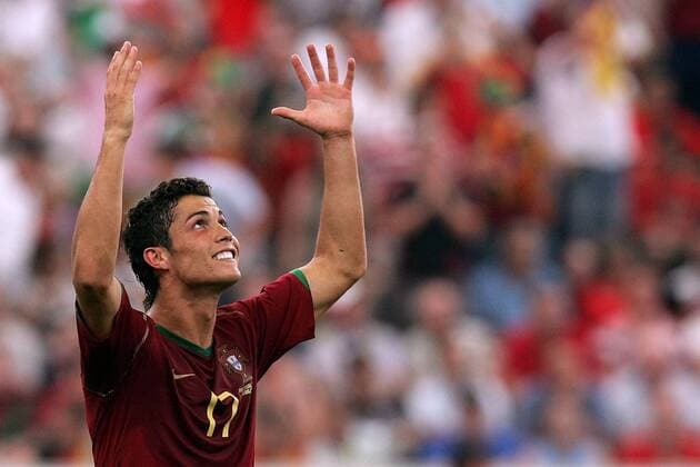 Torschütze Cristiano Ronaldo (Portugal) schickt einen Dankesgruß nach oben - Fußball WM Herren WM 2006, Länderspiel, Nationalteam, Gruppe D, Nationaltrikot, Vdig Einzelbild Frankfurt M. Freude, Fußball WM Herren WM 2006, Länderspiel, Nationalteam, Gruppe D, Nationaltrikot, Vdig Einzelbild Frankfurt M. Freude,