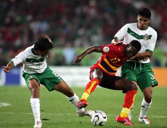 Ze Kalanga (Angola, Mitte) gegen Pavel Pardo (li.) und Carlos Salcido (beide Mexiko) Fußball WM Herren WM 2006, Länderspiel, Nationalteam, Gruppe D, Nationaltrikot, Mexiko - Angola 0:0, Vdig Gruppe Hannover Dynamik, Fußball WM Herren WM 2006, Länderspiel, Nationalteam, Gruppe D, Nationaltrikot, Mexiko - Angola 0:0, Vdig Gruppe Hannover Dynamik,