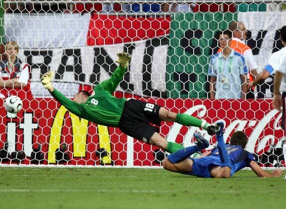 Torwart Kasey Keller (USA) muß gegen Alberto Gilardino (Italien) das 0:1 hinnehmen - Fußball Herren WM 2006, Länderspiel, Nationalteam, Nationaltrikot, Gruppe E, USA - Italien 1:1, Vdig Gruppe Kaiserslautern Dynamik, Abwehr, Fußball Herren WM 2006, Länderspiel, Nationalteam, Nationaltrikot, Gruppe E, USA - Italien 1:1, Vdig Gruppe Kaiserslautern Dynamik, Abwehr,