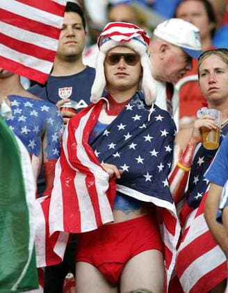 Amerikanischer Fan hat sich in Stars und Stripes gehüllt - Fußball WM Herren WM 2006, Länderspiel, Nationalteam, Gruppe E, USA, , US amerikanische Gruppe Kaiserslautern Fußball WM Herren WM 2006, Länderspiel, Nationalteam, Gruppe E, USA, , US amerikanische Gruppe Kaiserslautern