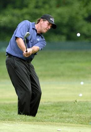 Phil Mickelson (USA) - Chip auf dem Übungsgrün -  (WAP20060617513) Golf Herren US Open Championship 2006, PGA Tour Einzelbild Mamaroneck New York, NY, N Y Dynamik, Golf Herren US Open Championship 2006, PGA Tour Einzelbild Mamaroneck New York, NY, N Y Dynamik,