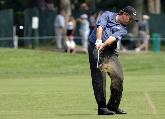 Phil Mickelson (USA) - Schlag vom Fairway mit sandigem Divot -  (WAP20060617518) Golf Herren US Open Championship 2006, PGA Tour Einzelbild Mamaroneck New York, NY, N Y Dynamik, Golf Herren US Open Championship 2006, PGA Tour Einzelbild Mamaroneck New York, NY, N Y Dynamik,
