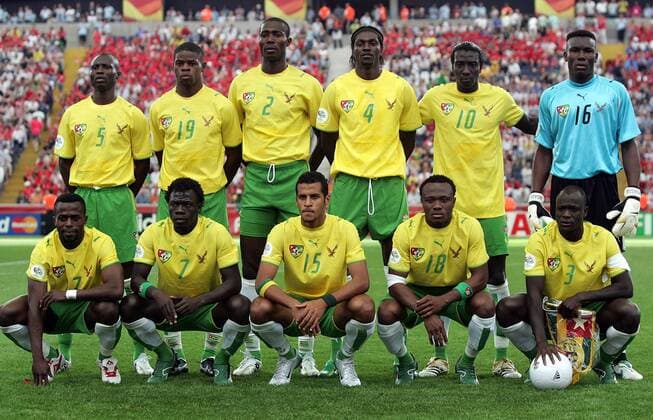 Mannschaftsfoto Togo hi.v.li.: Massamasso Tchangai, Ludovic Assemoassa, Dare Nibombe, Emmanuel Adebayor, Cherif Toure Mamam, Torwart Kossi Agassa; vorn: Mohamed Kader, Moustapha Salifou, Alaixys Romao ... -  Fußball WM Herren WM 2006, Länderspiel, Nationalteam, Nationaltrikot, Gruppe G, Totale Frankfurt M. Fußball WM Herren WM 2006, Länderspiel, Nationalteam, Nationaltrikot, Gruppe G, Totale Frankfurt M.