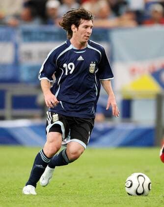 Lionel Messi (Argentinien) am Ball -  Fußball WM Herren WM 2006, Länderspiel, Nationalteam, Gruppe C, Nationaltrikot Einzelbild Gelsenkirchen Dynamik, Fußball WM Herren WM 2006, Länderspiel, Nationalteam, Gruppe C, Nationaltrikot Einzelbild Gelsenkirchen Dynamik,
