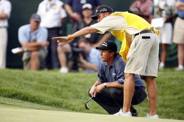 Phil Mickelson (USA, li.) und sein Caddie Jim Bones MacKay taxieren die Ideallinie - (Icon7819151) Golf Herren US Open Championship 2006, PGA Tour Gruppe Mamaroneck, New York, NY, N Y Golf Herren US Open Championship 2006, PGA Tour Gruppe Mamaroneck, New York, NY, N Y EDITORIAL USE ONLY