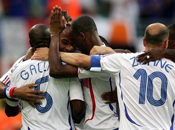 Torjubel Frankreich, v.re. Zinedine Zidane, Patrick Vieira, Thierry Henry, William Gallas - Fußball WM Herren WM 2006, Länderspiel, Nationalteam, Nationaltrikot, Gruppe G Gruppe Aufmacher Leipzig Freude, Fußball WM Herren WM 2006, Länderspiel, Nationalteam, Nationaltrikot, Gruppe G Gruppe Aufmacher Leipzig Freude,