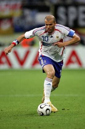 Zinedine Zidane (Frankreich) am Ball - Fußball WM Herren WM 2006, Länderspiel, Nationalteam, Nationaltrikot, Gruppe G Einzelbild Leipzig Dynamik, Fußball WM Herren WM 2006, Länderspiel, Nationalteam, Nationaltrikot, Gruppe G Einzelbild Leipzig Dynamik,