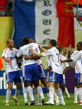 Torjubel im Zeichen der Tricolore, vorn v. li.: Zinedine Zidane, Patrick Vieira, Thierry Henry (12) und Willy Sagnol (alle Frankreich) Fußball WM Herren WM 2006, Länderspiel, Nationalteam, Nationaltrikot Gruppe G Gruppe Leipzig Freude, Fußball WM Herren WM 2006, Länderspiel, Nationalteam, Nationaltrikot Gruppe G Gruppe Leipzig Freude,