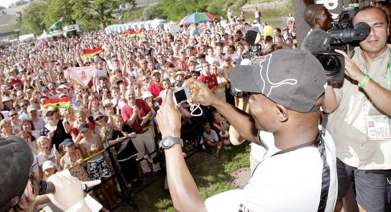 Torwart Richard Kingson (Ghana) fotografiert die zahlreichen Fans, die zum Empfang gekommen sind Fußball WM Herren WM 2006, Länderspiel, Nationalteam, Gruppe E, Ghana Totale Faruk Gürsoy, Gursoy Würzburg Fußball WM Herren WM 2006, Länderspiel, Nationalteam, Gruppe E, Ghana Totale Faruk Gürsoy, Gursoy Würzburg
