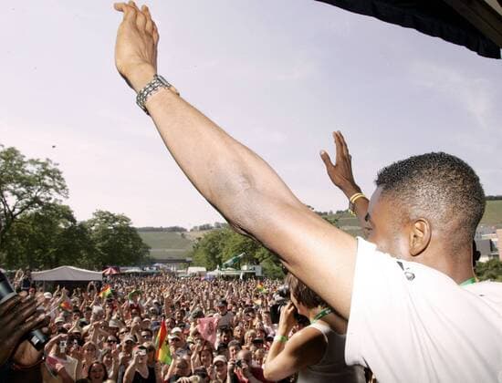 Eric Addo (Ghana) bedankt sich bei den zahlreichen Fans, die zum Empfang gekommen sind Fußball WM Herren WM 2006, Länderspiel, Nationalteam, Gruppe E, Ghana Einzelbild Würzburg Freude, Fußball WM Herren WM 2006, Länderspiel, Nationalteam, Gruppe E, Ghana Einzelbild Würzburg Freude,