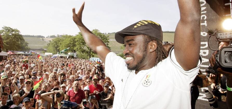 Razak Pimpong (Ghana) bedankt sich bei den zahlreichen Fans, die zum Empfang gekommen sind Fußball WM Herren WM 2006, Länderspiel, Nationalteam, Gruppe E, Ghana, Empfang Einzelbild Würzburg Freude, Fußball WM Herren WM 2006, Länderspiel, Nationalteam, Gruppe E, Ghana, Empfang Einzelbild Würzburg Freude,