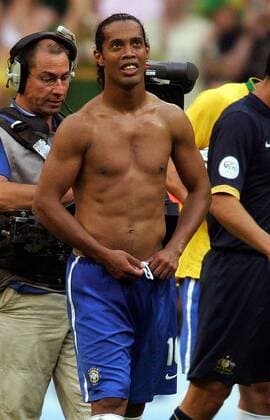 Ronaldinho (Brasilien) zeigt seinen nackten Oberkörper Fußball WM Herren WM 2006, Länderspiel, Nationalteam, Gruppe F Einzelbild München Fußball WM Herren WM 2006, Länderspiel, Nationalteam, Gruppe F Einzelbild München
