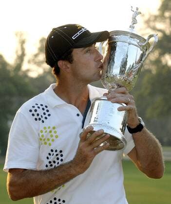 Geoff Ogilvy (Australien) gewinnt die US Open 2006 und küßt den Pokal bei der Siegerehrung -  (NYP20060618512) Golf Herren US Open Championship 2006, PGA Tour Porträt Mamaroneck New York, NY, N Y Golf Herren US Open Championship 2006, PGA Tour Porträt Mamaroneck New York, NY, N Y