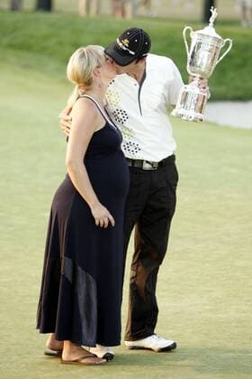 Geoff Ogilvy (Australien) gewinnt die US Open 2006 und bekommt von seiner schwangeren Ehefrau Juli den Siegerkuss - (Icon07819462) Golf Herren US Open Championship 2006, PGA Tour Gruppe Mamaroneck New York, NY, N Y Harmonie, Romantik Golf Herren US Open Championship 2006, PGA Tour Gruppe Mamaroneck New York, NY, N Y Harmonie, Romantik EDITORIAL USE ONLY