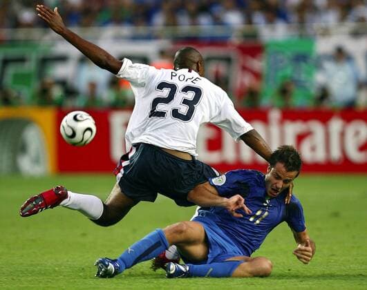Eddie Pope (li., USA) gegen Alberto Gilardino (Italien) -  Fußball Herren WM 2006, Länderspiel, Nationalteam, Nationaltrikot, Gruppe E, Italien - USA 1:1, Vdig Gruppe Aufmacher Kaiserslautern Dynamik, Kampf, Fußball Herren WM 2006, Länderspiel, Nationalteam, Nationaltrikot, Gruppe E, Italien - USA 1:1, Vdig Gruppe Aufmacher Kaiserslautern Dynamik, Kampf,
