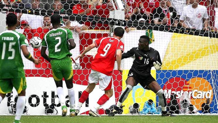 Alexander Frei (Schweiz, 2.v.re.) erzielt das 1:0, Torwart Kossi Agassa und Dare Nibombe (beide Togo) können nur zuschauen -  Fußball WM Herren WM 2006, Länderspiel, Nationalteam, Nationaltrikot, Gruppe G, Schweiz - Togo 2:0 Gruppe Alex Dortmund Fußball WM Herren WM 2006, Länderspiel, Nationalteam, Nationaltrikot, Gruppe G, Schweiz - Togo 2:0 Gruppe Alex Dortmund