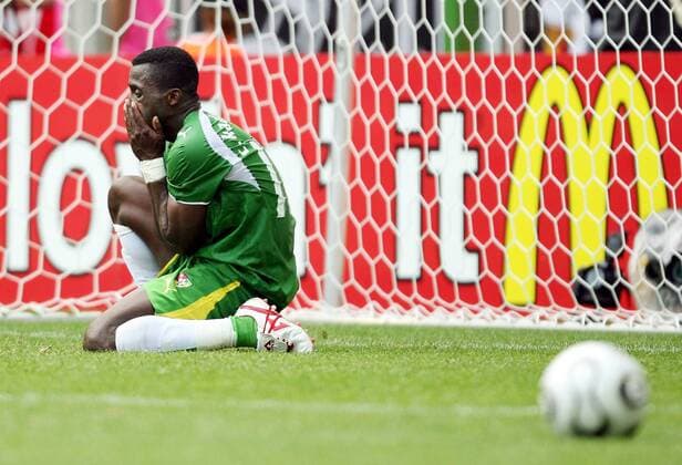 Kader Mohamed (Togo) verzweifelt -  Fußball WM Herren WM 2006, Länderspiel, Nationalteam, Nationaltrikot, Gruppe G Einzelbild Dortmund Enttäuschung, Fußball WM Herren WM 2006, Länderspiel, Nationalteam, Nationaltrikot, Gruppe G Einzelbild Dortmund Enttäuschung,