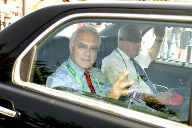 OK Präsident Franz Beckenbauer (li.) und OK Vizepräsident Fedor Radmann (beide Deutschland) im Auto Fußball WM Herren WM 2006 Gruppe Frankfurt M. Fußball WM Herren WM 2006 Gruppe Frankfurt M.