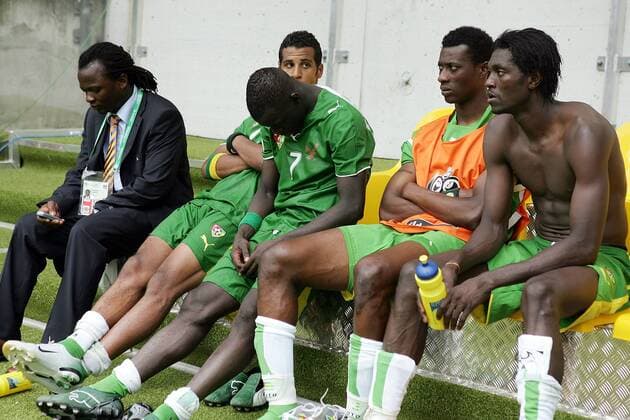 Nationalspieler aus Togo sitzen nach der Niederlage enttäuscht auf der Bank, u.a. Emmanuel Adebayor (re.) und Moustapha Salifou (Mitte) -  Fußball WM Herren WM 2006, Länderspiel, Nationalteam, Nationaltrikot, Gruppe G Gruppe Dortmund Enttäuschung, Fußball WM Herren WM 2006, Länderspiel, Nationalteam, Nationaltrikot, Gruppe G Gruppe Dortmund Enttäuschung,