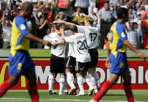 Mannschaftsjubel Deutschland, davor die enttäuschten Spieler aus Ecuador -  Fußball WM Herren WM 2006, Länderspiel, Nationalmannschaft, Nationaltrikot, Gruppe A Gruppe Berlin Freude, Enttäuschung, Fußball WM Herren WM 2006, Länderspiel, Nationalmannschaft, Nationaltrikot, Gruppe A Gruppe Berlin Freude, Enttäuschung,