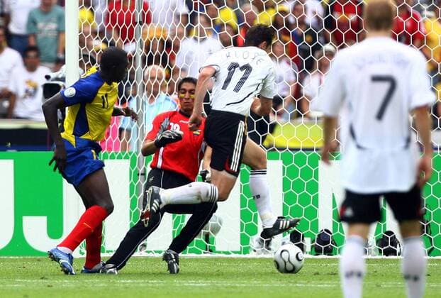 Miroslav Klose (Deutschland, Mitte) vorbei an Torwart Cristian Mora und Agustin Delgado (beide Ecuador) zum 2:0 Fußball WM Herren WM 2006, Länderspiel, Nationalteam, Gruppe A, Nationaltrikot, Ecuador - Deutschland 0:3 Gruppe Berlin Dynamik, Fußball WM Herren WM 2006, Länderspiel, Nationalteam, Gruppe A, Nationaltrikot, Ecuador - Deutschland 0:3 Gruppe Berlin Dynamik,