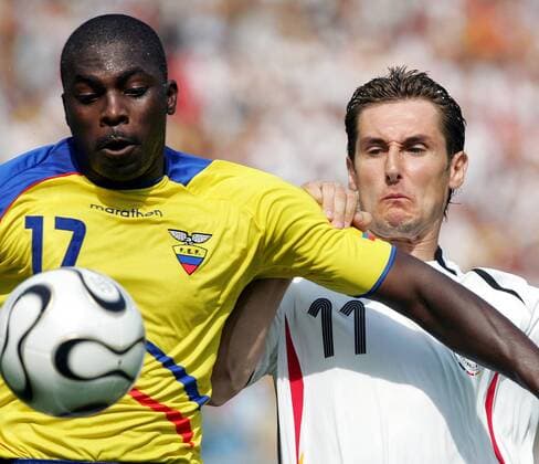 Giovanny Espinoza (Ecuador, li.) gegen Miroslav Klose (Deutschland) Fußball WM Herren WM 2006, Länderspiel, Nationalteam, Gruppe A, Nationaltrikot, Ecuador - Deutschland 0:3 Gruppe Berlin Dynamik, Fußball WM Herren WM 2006, Länderspiel, Nationalteam, Gruppe A, Nationaltrikot, Ecuador - Deutschland 0:3 Gruppe Berlin Dynamik,