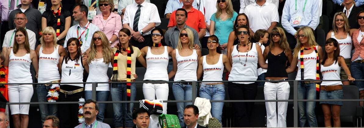 Die deutschen Spielerfrauen unterstützen ihre Liebsten harmonisch vereint auf der Tribüne, v.li.: Conny Lehmann, Natalie (Marcell Jansen), Tina (Sebastian Kehl), Monika (Lukas Podolski), Sylwia Klose, Petra Frings, Lena (Tim Borowski),.... Fußball WM Herren WM 2006, Länderspiel, Nationalteam, Gruppe A, Kleidung, Outfit, Gast, Gäste, Besucher, Publikum Totale Umarmung, umarmen, Teamgeist, team spirit Berlin, Lebensgefährtin, Cornelia Harmonie, Kameradschaft, Fußball WM Herren WM 2006, Länderspiel, Nationalteam, Gruppe A, Kleidung, Outfit, Gast, Gäste, Besucher, Publikum Totale Umarmung, umarmen, Teamgeist, team spirit Berlin, Lebensgefährtin, Cornelia Harmonie, Kameradschaft,
