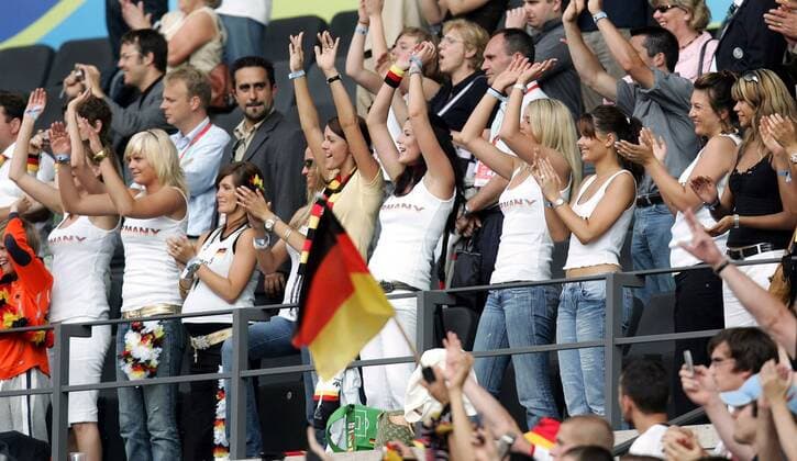 Die deutschen Spielerfrauen gemeinsam auf der Tribüne, v.li.: Conny Lehmann, Natalie (Marcell Jansen), Tina (Sebastian Kehl), Monika (Lukas Podolski), Sylwia Klose, Petra Frings, Lena (Tim Borowski), ...... - Fußball WM Herren WM 2006, Länderspiel, Nationalteam, Gruppe A, Kleidung, Outfit, Gast, Gäste, Besucher, Publikum Totale Lebensgefährtin Berlin Cornelia Freude, Begeisterung Fußball WM Herren WM 2006, Länderspiel, Nationalteam, Gruppe A, Kleidung, Outfit, Gast, Gäste, Besucher, Publikum Totale Lebensgefährtin Berlin Cornelia Freude, Begeisterung