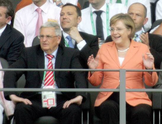 Bundeskanzlerin Angela Merkel (CDU) entzückt neben DFB Präsident Dr. Theo Zwanziger (beide Deutschland) - Fußball WM Herren WM 2006, Länderspiel, Nationalteam, Gruppe A, Gruppe Kanzler, Kanzlerin, klatschen, Beifall, Applaus Berlin, applaudieren Freude, Fußball WM Herren WM 2006, Länderspiel, Nationalteam, Gruppe A, Gruppe Kanzler, Kanzlerin, klatschen, Beifall, Applaus Berlin, applaudieren Freude,