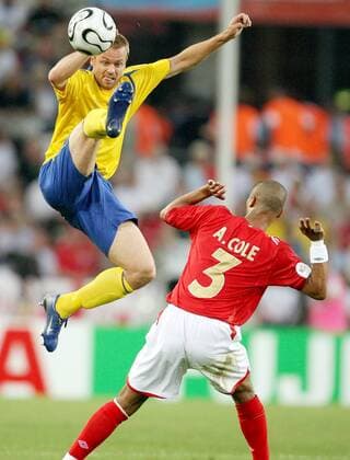 Mattias Jonson (Schweden, li.) gegen Ashley Cole (England) - Fußball WM Herren WM 2006, Länderspiel, Nationalteam, Gruppe B, Nationaltrikot, Gruppe Köln Dynamik, Kampf, Höhe Fußball WM Herren WM 2006, Länderspiel, Nationalteam, Gruppe B, Nationaltrikot, Gruppe Köln Dynamik, Kampf, Höhe