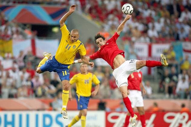 Henrik Larsson (Schweden, li.) gegen Owen Hargreaves (England) - Fußball WM Herren WM 2006, Länderspiel, Nationalteam, Gruppe B, Nationaltrikot, Gruppe Köln Dynamik, Fußball WM Herren WM 2006, Länderspiel, Nationalteam, Gruppe B, Nationaltrikot, Gruppe Köln Dynamik,