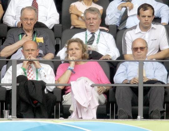Karl Heinz Heimann (Deutschland, hi.li.), Herausgeber der Sportzeitung Kicker, Engelbert Nelle (DFB Vizepräsident, hinten Mitte) und Moderator Thomas Gottschalk (vorn Mitte) im Publikum -  Fußball WM Herren WM 2006, Länderspiel, Nationalteam, Gruppe A, Gruppe Berlin Fußball WM Herren WM 2006, Länderspiel, Nationalteam, Gruppe A, Gruppe Berlin